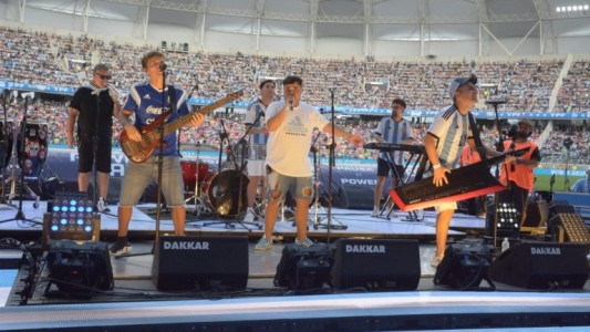 Varios artistas le pusieron el color a la previa de Argentina vs. Curazao en Santiago del Estero