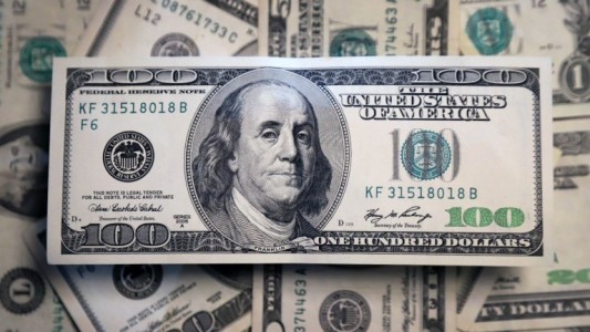 El dólar blue inició la semana en baja, mientras suben las opciones financieras