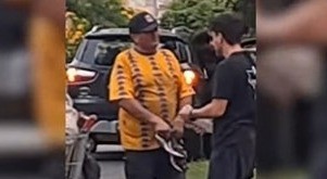 Conmovedor gesto en Rosario: empujaba un carro descalzo y un joven le regaló sus zapatillas