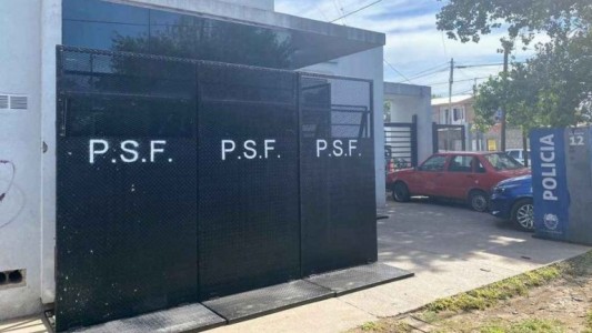 Varias comisarías de Rosario fueron valladas por los continuos atentados