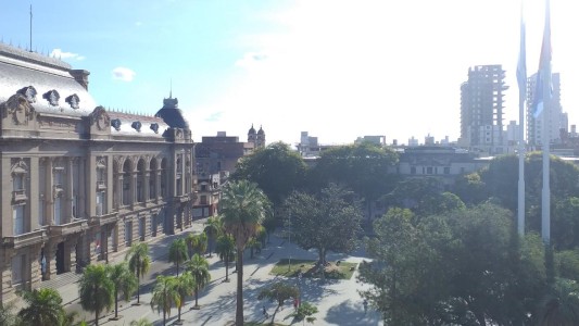 Sábado con cielo despejado y temperatura agradable en la ciudad