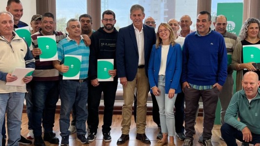 Jatón entregó 25 nuevas licencias de taxis