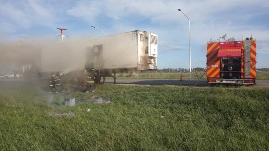 Se incendió un remolque en plena ruta, a metros del aeropuerto