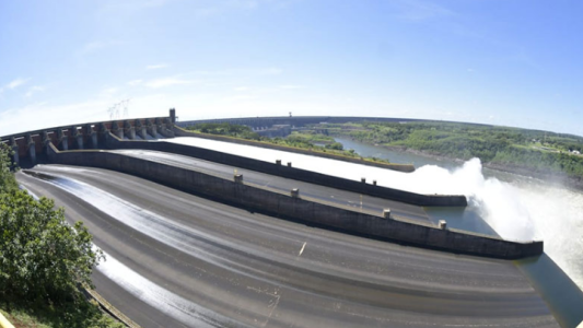 Itaipú abrió nuevamente sus compuertas para regular el caudal del agua