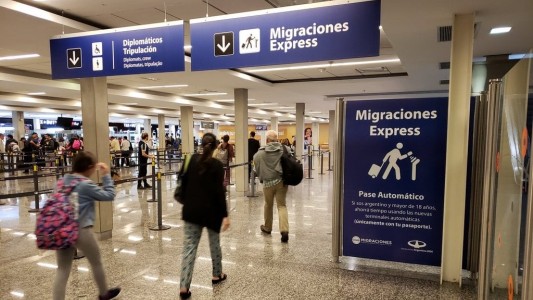 Migraciones lanzó una nueva modalidad de autorización de viaje para menores