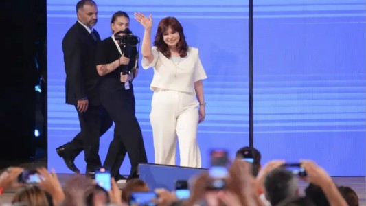 Cristina Kirchner en La Plata: reclamó "armar entre todos programas de gobierno", cuestionó al FMI y la dolarización