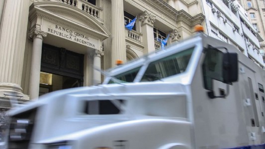 Las reservas siguen cayendo y están a punto de perforar los US$ 35.000 millones