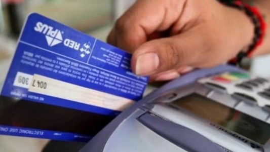 Cuentas y consumos con tarjeta: los nuevos controles de la AFIP y el análisis de un especialista