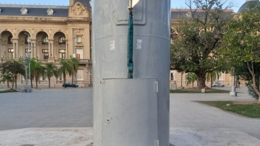 Arriaba una de las banderas de la Plaza 25 de Mayo y perdió dos dedos de una mano