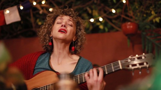 Encuentros en el Teatro con Luna Monti: volver a cantar como un juego cotidiano