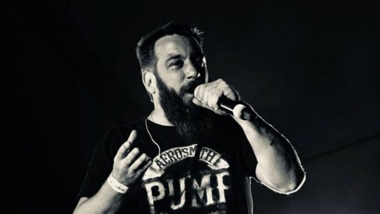 Llega "Piti" Fernández al escenario de la Vecinal Fomento 9 de Julio