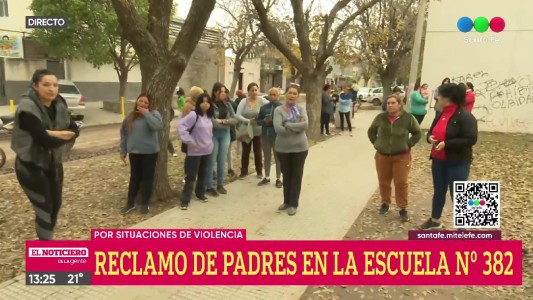 Tras episodios de violencia, se realizó un reclamo frente a la Escuela "Santa Fe de la Vera Cruz"
