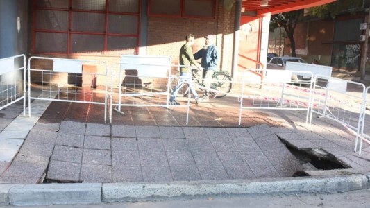 Socavón en Unión: realizan trabajos en la zona