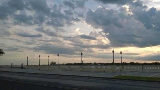 Domingo nublado en la ciudad