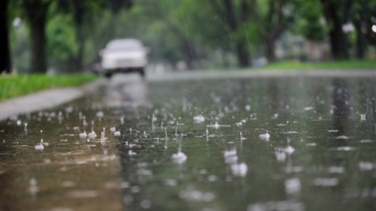 Llegan las lluvias a la ciudad y advierten que el frío polar podría llegar el sábado