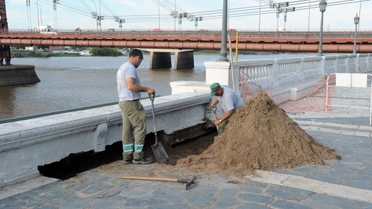 Socavón en la costanera: comenzó el arreglo y piden conocer el estado de la defensa