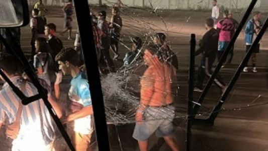 Atacaron a los micros de los hinchas de Racing en Brasil y hay heridos