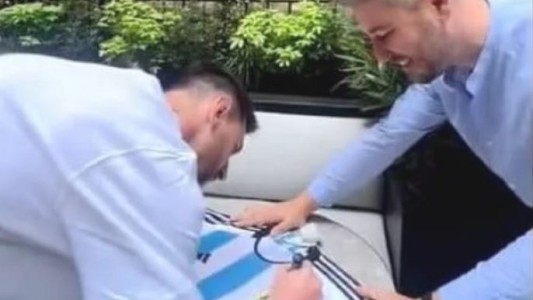 Video: Messi firmó una camiseta de la Selección y se encargó de dibujarle la tercera estrella