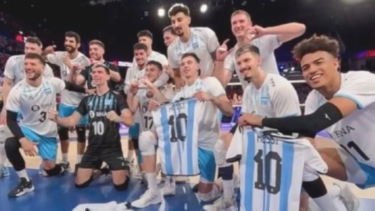 Como en Qatar: la Selección argentina de vóley le ganó a Francia y festejó con camisetas de Messi
