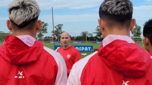 Si bien no lo confirmó, Méndez repetiría equipo para recibir a Independiente