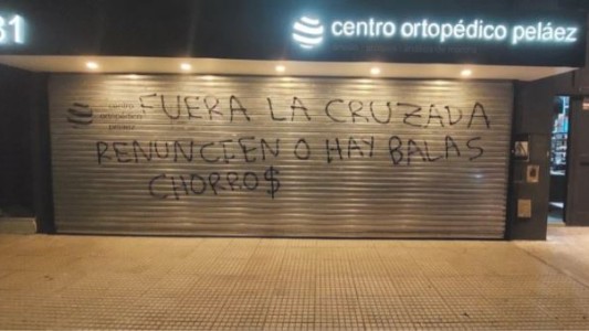 Amenazaron al vicepresidente de Vélez con pintadas en su centro ortopédico