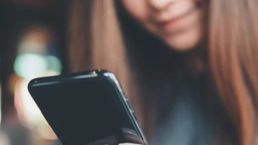 Mujer vio que su hija de 12 años tenía cortes en los brazos: le revisó el celular y descubrió un peligroso reto viral
