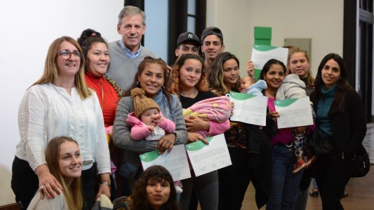 Formación laboral: Jatón entregó certificados a egresados y dio la bienvenida a ingresantes