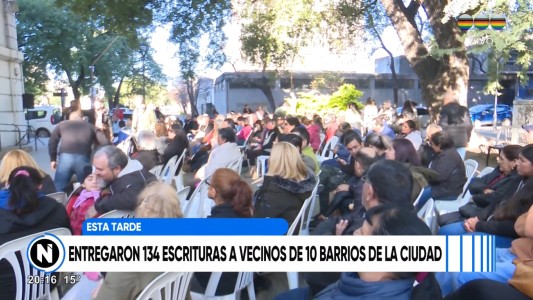 Entregaron escrituras a vecinos de 10 barrios de la ciudad
