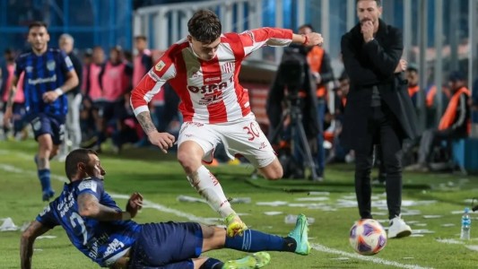 Unión se despertó tarde y cayó con Atlético Tucumán en el debut del “Kily” González