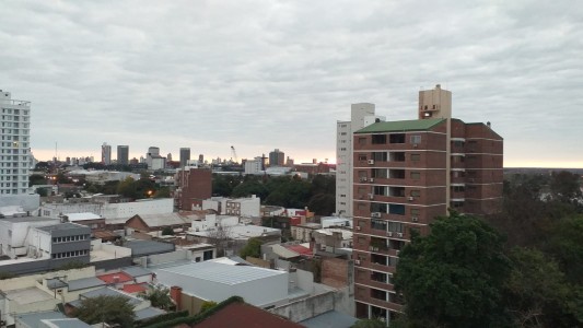 Domingo patrio, fresco y con cielo cubierto en Santa Fe