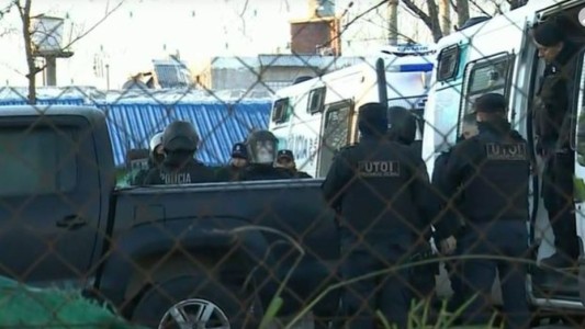 Motín en una comisaría de Ituzaingó: trasladan a detenidos que retuvieron a policías mujeres