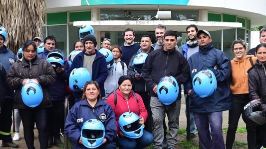La Municipalidad entregó cascos a trabajadores cartoneros