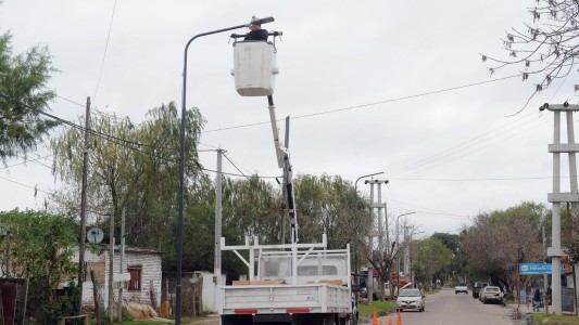 Avanza la colocación de nuevas luces en Alto Verde y La Boca