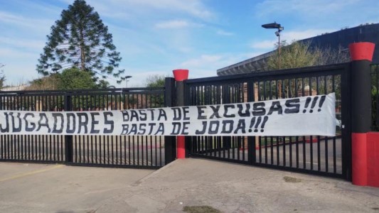 "Basta de joda": el pasacalles para los jugadores de Colón que apareció tras la derrota con Arsenal