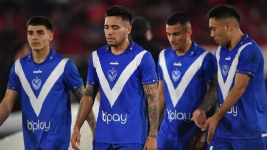 Jugadores de Vélez fueron agredidos por la barra tras la derrota con Huracán