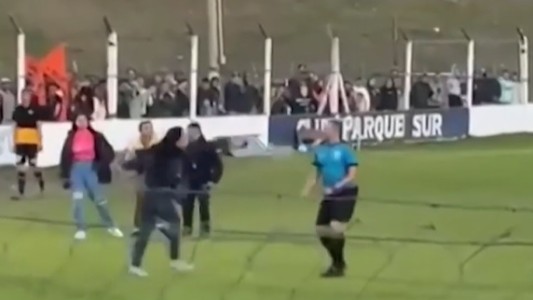 Mujeres se metieron a la cancha para agredir al referí: una de ellas le tiró agua caliente a la cara