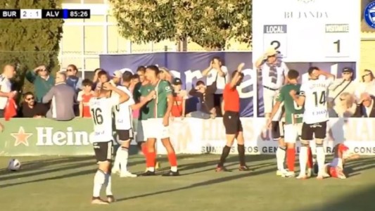 Video: escalofriante fractura de Giuliano Simeone, hijo del "Cholo", en un amistoso del Deportivo Alavés