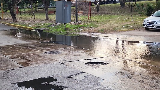 Desbordes cloacales en el centro de la ciudad generan preocupación y protestas