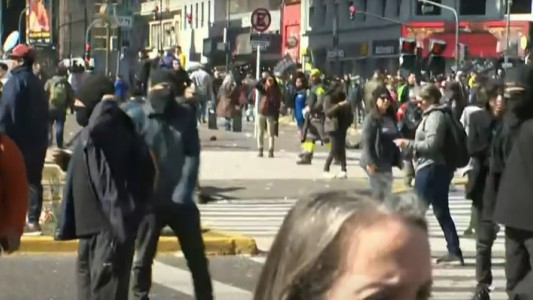 Tensión: incidentes en el Obelisco en la marcha por la muerte de un manifestante