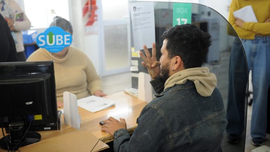 Traductoras de LSA asesoran a personas sordas en la tramitación de la Sube