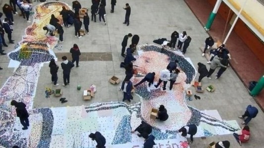 Estudiantes de un colegio secundario hicieron un mural de Messi con tapitas