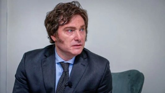 Denuncian penalmente a Javier Milei por apología a la contaminación de los ríos