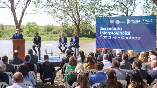 Perotti y Schiaretti rubricaron el contrato para dar inicio al Acueducto Interprovincial