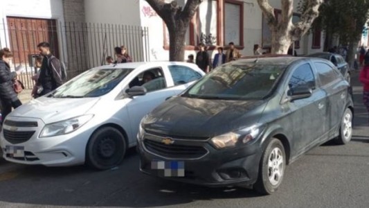 Estaba estacionada en doble fila y arrastró a un inspector de tránsito para que no la multara