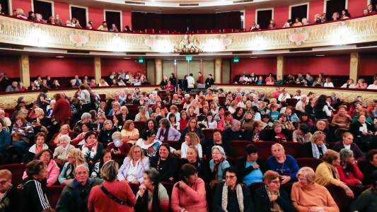 Octubre Mayor: comenzaron las actividades con una fiesta en el Teatro Municipal