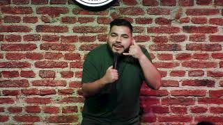 Llega el humorista Mati Acuña al escenario de Tribus Club de Arte