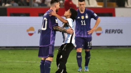 Los hinchas peruanos invadieron la cancha para saludar a Messi