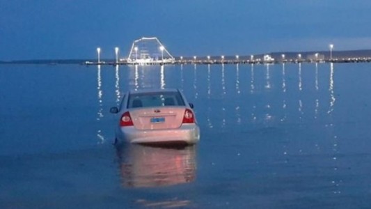 Dejó su auto estacionado, tuvo una falla y terminó en el mar