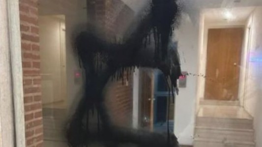 Dibujaron un símbolo contra la comunidad judía en la puerta de un edificio en Caballito