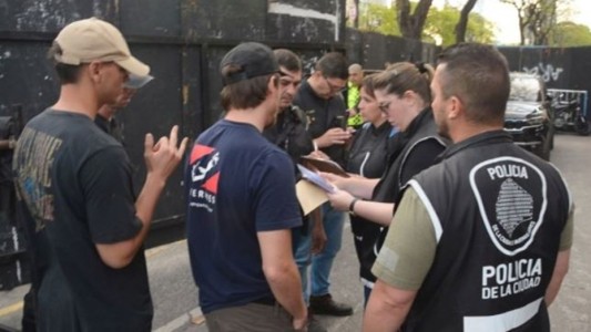 Un influencer quiso entrar al recital de Taylor con una credencial falsa y lo detuviero